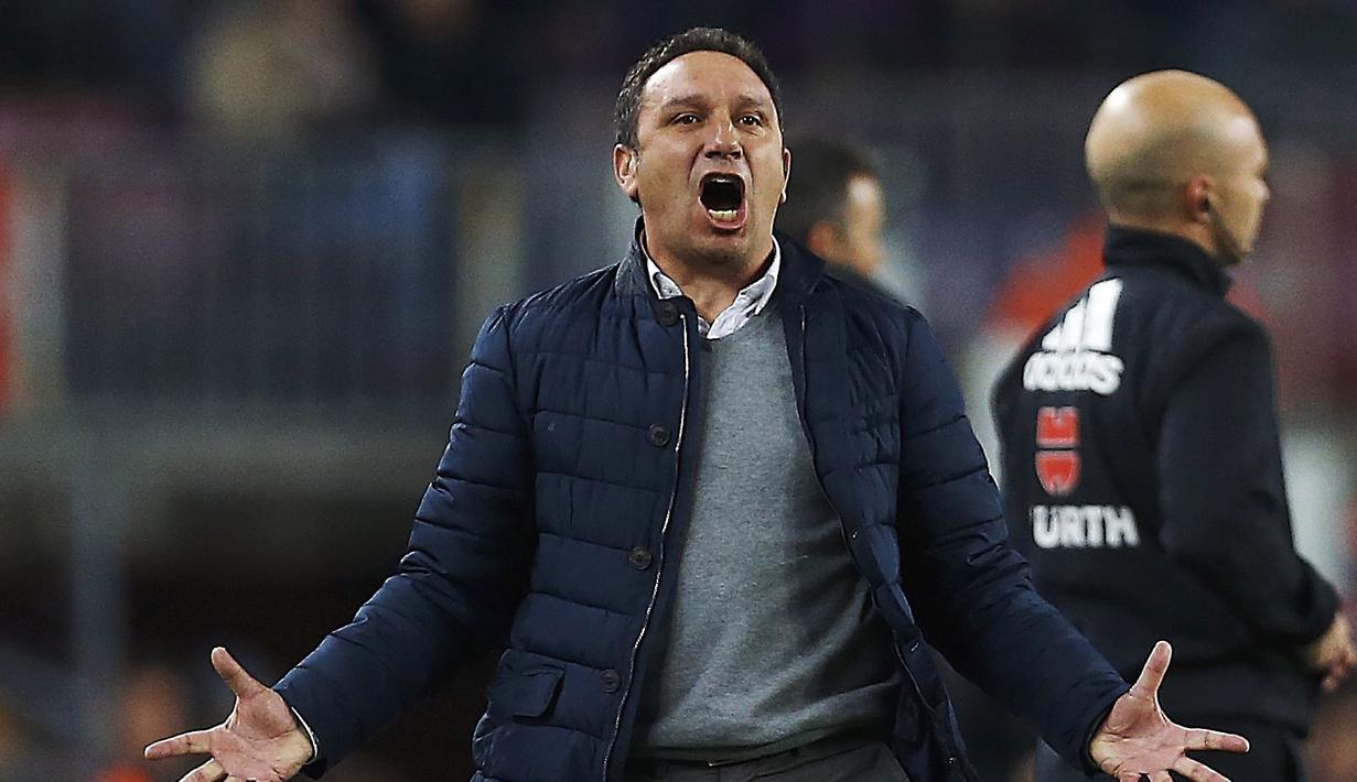 Ekspresi pelatih Real Sociedad, Eusebio Sacristan memberikan instruksi kepada pemainnya saat melawan Barcelona pada laga perempat final Copa del Rey di Camp Nou, Barcelona 926/1/2017). Barcelona menang 5-2. (EPA/Alejandro Garcia)