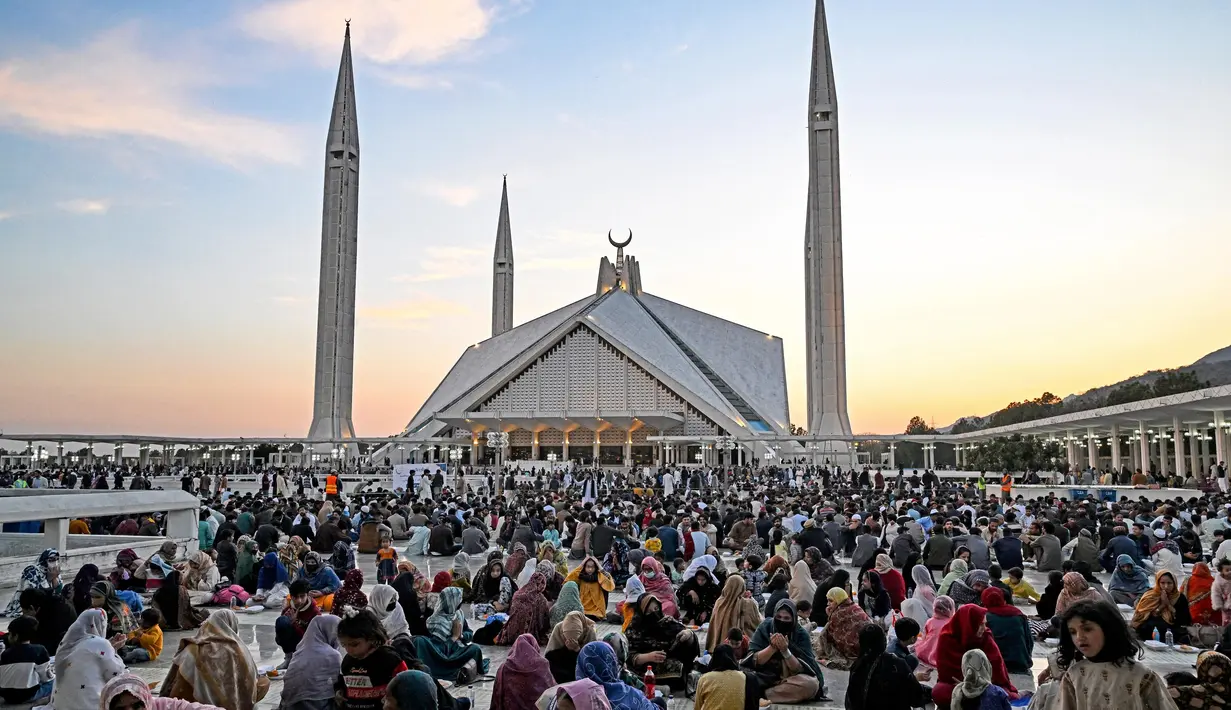 Umat Muslim di Pakistan, lebih banyak berbuka puasa bersama keluarga dan kerabat di masjid. (Aamir Qureshi/AFP)