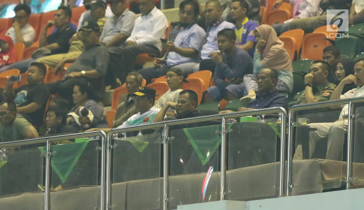Panglima TNI, Jenderal Gatot Nurmantyo (tengah) menyaksikan laga PS TNI melawan Arema FC dilanjutan Liga 1 Indonesia di Stadion Pakansari, Bogor, Senin (3/7). Laga kedua tim berakhir imbang 0-0. (Liputan6.com/Helmi Fithriansyah)