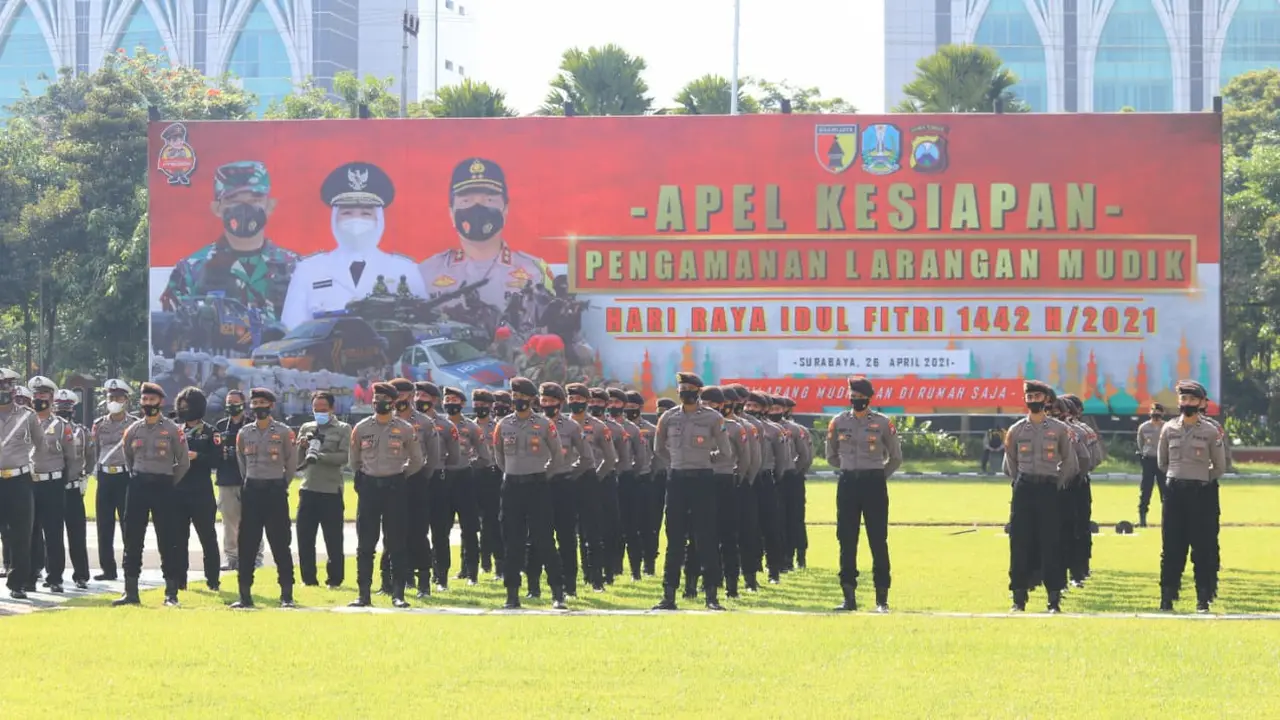 Polda Jatim menggelar apel kesiapan pengamanan larangan mudik Hari Raya Idul Fitri (Dian Kurniawan/Liputan6.com)