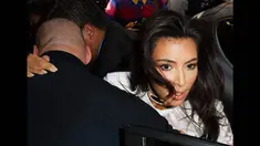 Kim Kardashian tiba-tiba diserang fansnya saat baru tiba di Paris Fashion Week, Kamis (25/9/14). (Dailymail)