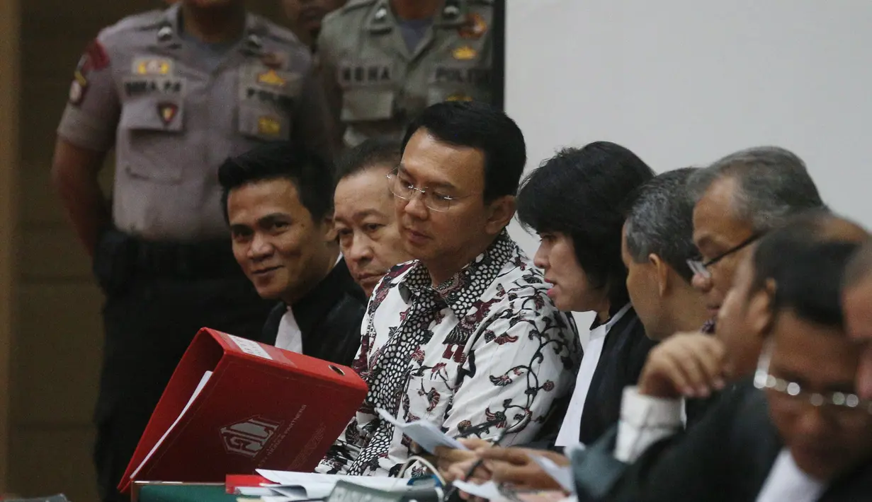Terdakwa Basuki Tjahaja Purnama atau Ahok berbincang dengan kuasa hukumnya disela sidang ke-10 di Auditorium Gedung Kementan, Jakarta, Senin (13/2). Salah satu saksi ahli, Prof Dr Muhammad Amin Suma dihadirkan pertama kali. (Liputan6.com/Ramdani/Pool)