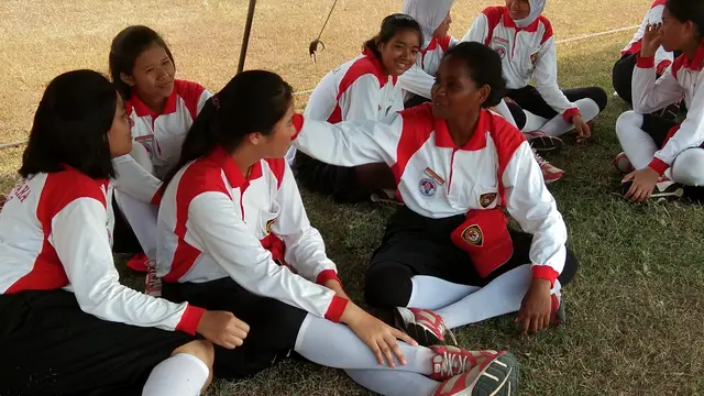 Calon Paskibraka 2018 tingkat nasional asal Papua, Arfanita Gabriela Tokoro (paling kanan) berbincang dengan teman-temannya di jeda latihan (Liputan6.com/Giovani Dio Prasasti)