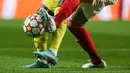 Gelandang Liverpool, Naby Keita (kiri) berebut bola dengan penyerang Benfica, Everton pada pertandingan leg pertama perempat final Liga Champions di stadion Luz di Lisbon (6/4/2022). Liverpool menang atas Benfica 3-1. (AFP/Carlos Costa)