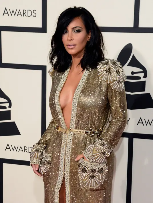 Di Nobu, Malib, California, Selasa (1/9/2015), Kim menghadiri acara pertemuan bisnis dan makan malam tersebut dihadiri pula oleh Kylie Jenner, Khloe Kardashian, dan Kris Jenner. (Bintang/EPA)