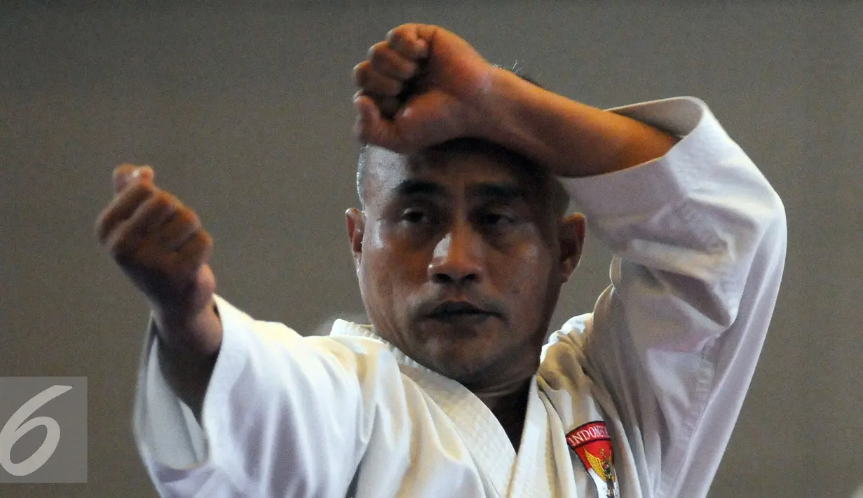 Karateka Indonesia, Azwan Ali saat turun di kategori Kata Perorangan di Kejuaraan Dunia Karate SKIF ke-12 di JIExpo Kemayoran Jakarta, Jumat (26/8/2016). Ratusan atlet dari 58 negara berlaga hingga Minggu (28/8). (Liputan6.com/Helmi Fithriansyah)