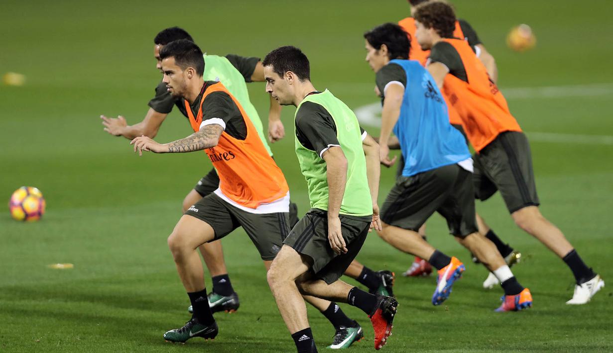 Para pemain AC Milan tampak berlari saat berlatih ringan di Doha, Qatar, Kamis (22/12/2016). Latihan ini merupakan persiapan jelang laga penuh gengsi, Supercoppa Italiana melawan Juventus. (AFP/Karim Jaafar)