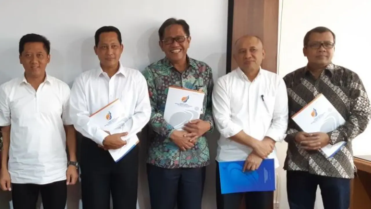 Menteri BUMN Rini Soemarno mengangkat  Teten Masduki sebagai Ketua Dewan Pengawas Bulog. (Dok Kementerian BUMN)