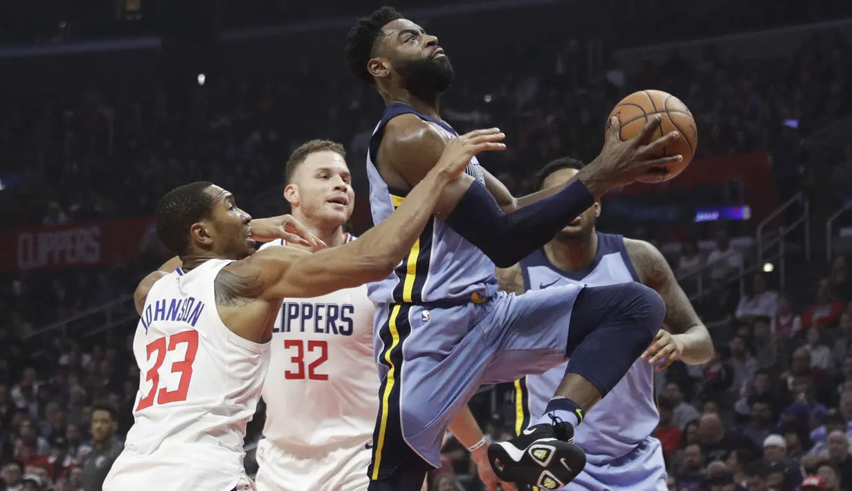 Pemain Memphis Grizzlies, Tyreke Evans (kanan) mencoba memasukan bola saat diadang para pemain Clippers pada laga NBA basketball game, di Staples Center, Los Angeles, (2/1/2018). Clippers menang 113-105. (AP/Jae C. Hong)