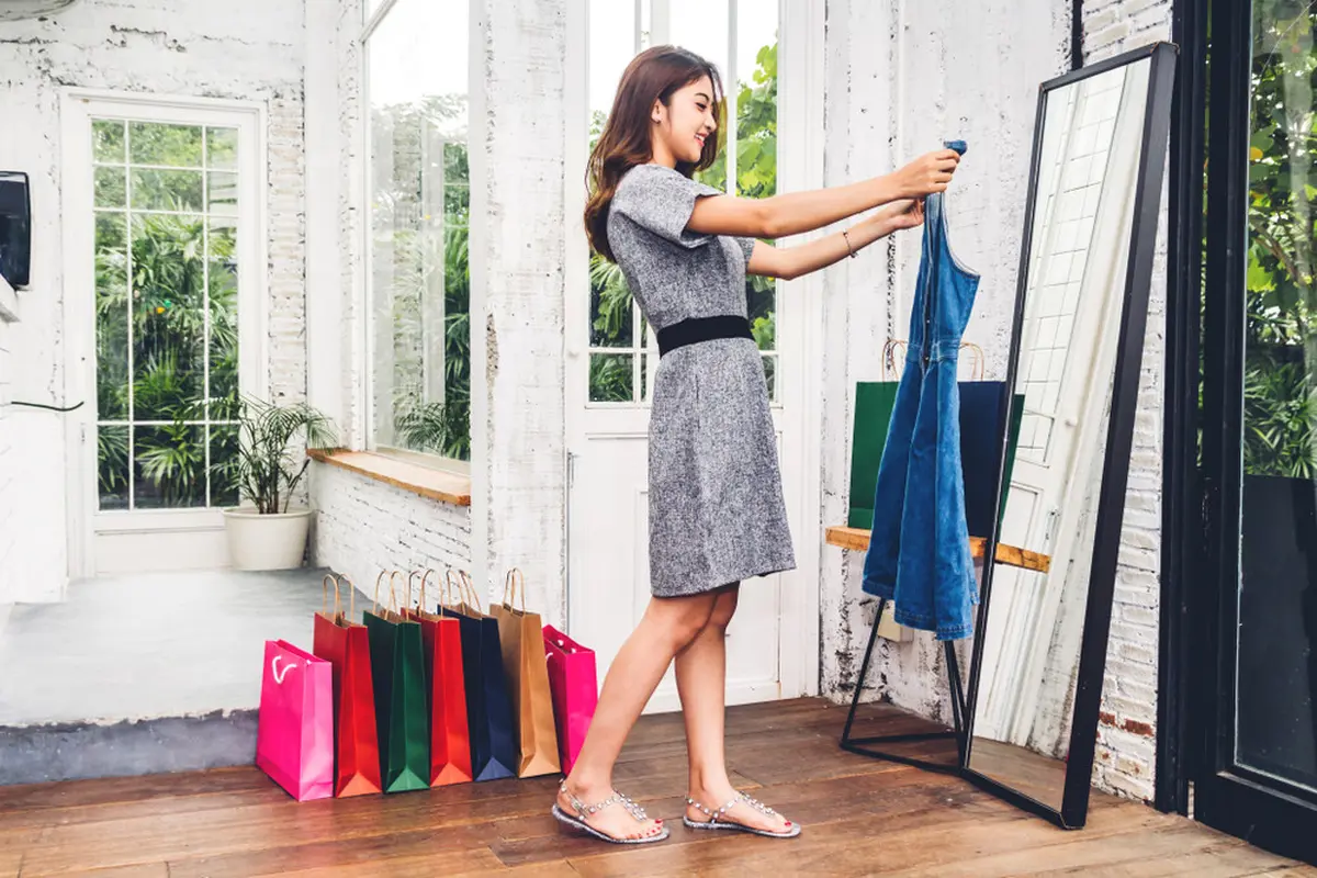 Dari Outfit Hingga Sepatu, Begini Tips Belanja Fashion di Bulan Maret