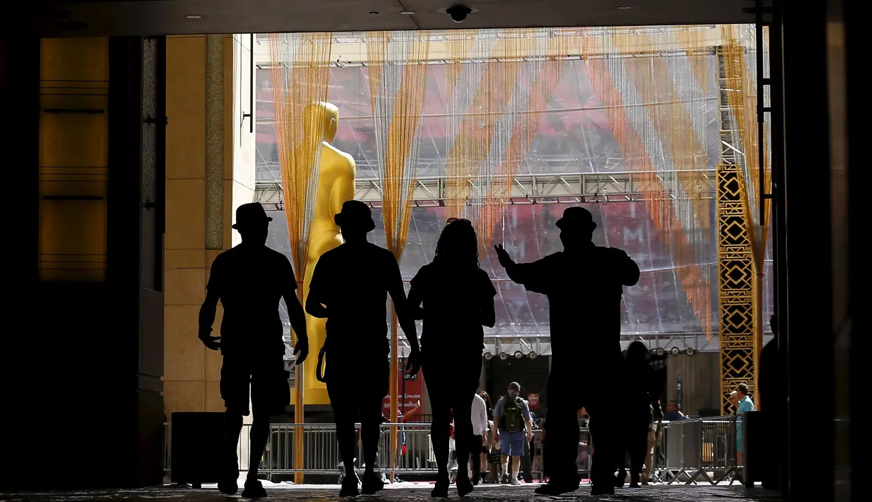 Wisatawan saat berada dipintu masuk Teater Dolby saat persiapan untuk 88 Academy Awards di Hollywood, California (24/2). Piala Oscar merupakan penghargaan film Amerika untuk menghargai suatu karya industri film. (REUTERS/Mike Blake)