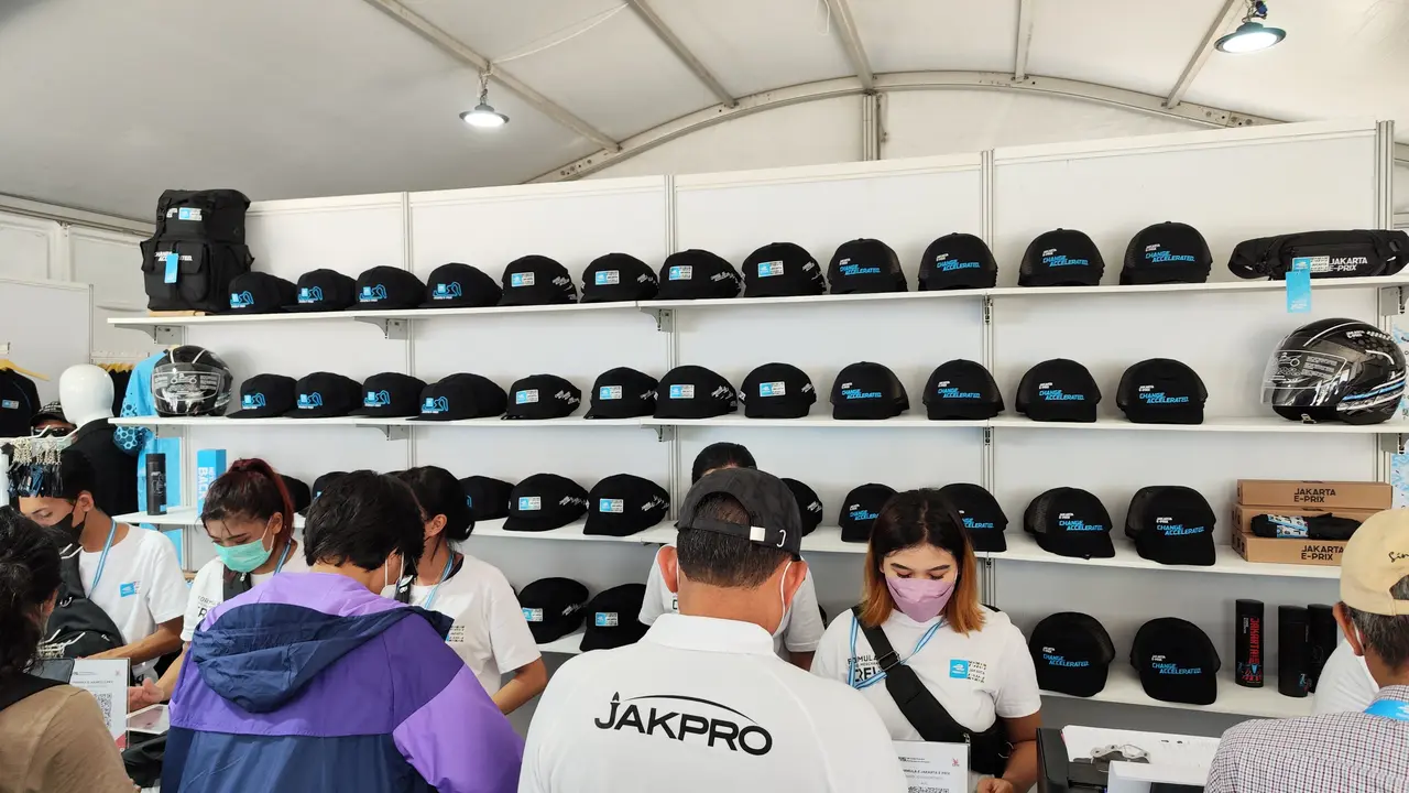 Merchandise Formula E diburu Penonton