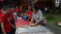 Panitia menyiapkan menu makanan berbuka puasa di Vihara Dharma Bakti di kawasan Petak Sembilan, Jakarta, Jumat (10/5/2019). Kegiatan ini rutin dilakukan komunitas muslim Tionghoa-Indonesia untuk mempererat kerukunan antar umat. (Liputan6.com/Helmi Fithriansyah)