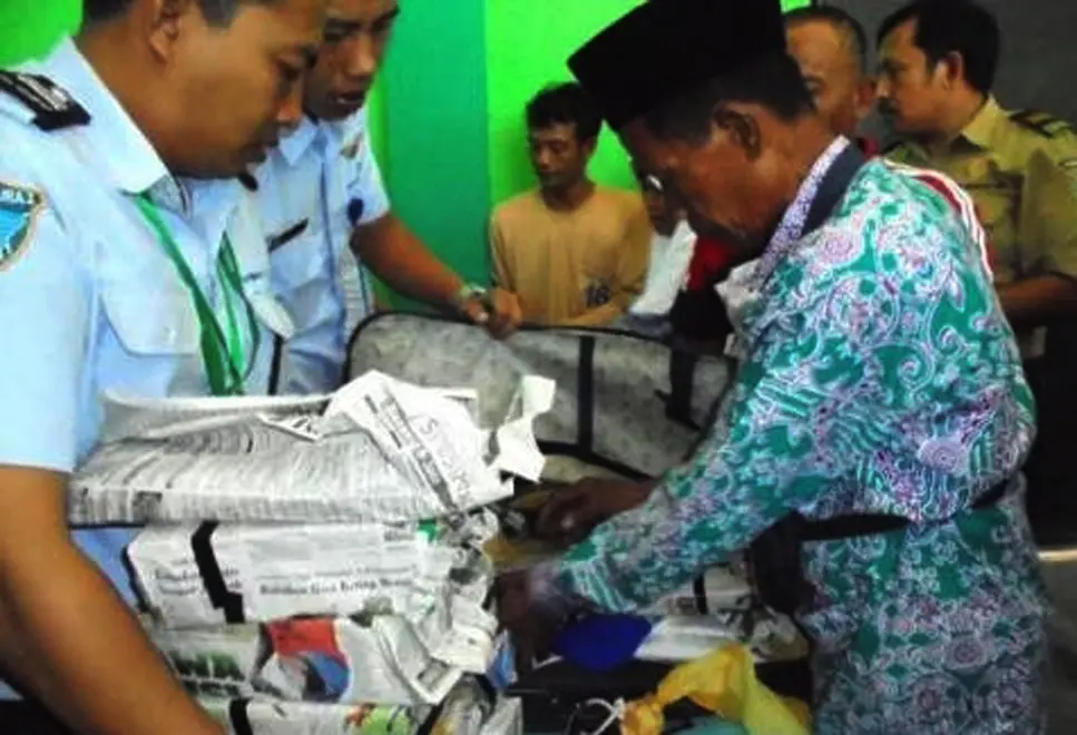 Petugas saat memeriksa barang bawaan salah satu calon haji di Embarkasi Probolinggo, Jawa Timur. (Liputan6.com/Dhimas Prasaja)