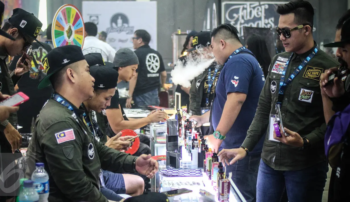 Suasana di Vape Fair 2016 di Ecovention Hall Ancol, Jakarta, Minggu (27/11). Brand vape nasional dan internasional menawarkan produk terbaiknya di pameran ini. (Liputan6.com/Faizal Fanani)
