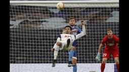 Gelandang Tottenham Hotspur, Dele Alli mencetak gol spektakuler dalam pertandingan sepak bola leg kedua Liga Europa melawan Wolfsberg, Rabu (24/2/2021). (Foto: AFP/Adrian Dennis)