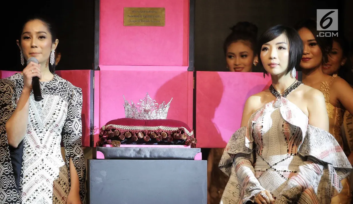 Presiden Miss Grand Indonesia Dikna Faradiba dan Passion Jewelry Airyn Tanu menunjukkan Mahkota Miss Grand Indonesia 2018 pada gelaran Welcome Dinner di Jakarta, Rabu (11/7). Mahkota itu bertahtakan berlian senilai Rp3 miliar. (Liputan6.com/Faizal Fanani)