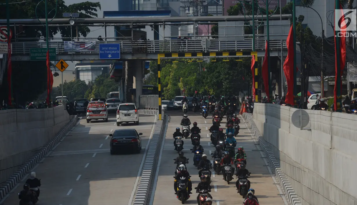 Pengendara menggunakan jalur lintas bawah atau underpass Mampang-Kuningan, Jakarta Selatan, Rabu (11/4). Underpass atau lintas bawah Mampang-Kuningan ini memiliki panjang lintasan 827 meter dan lebar 14 meter. (Merdeka.com/Imam Buhori)