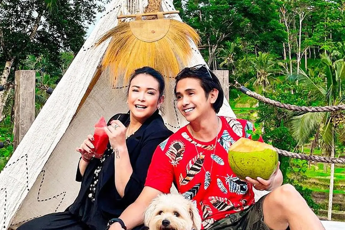 6 Momen Liburan Ajun Perwira dan Jennifer Ipel Ini Romantis