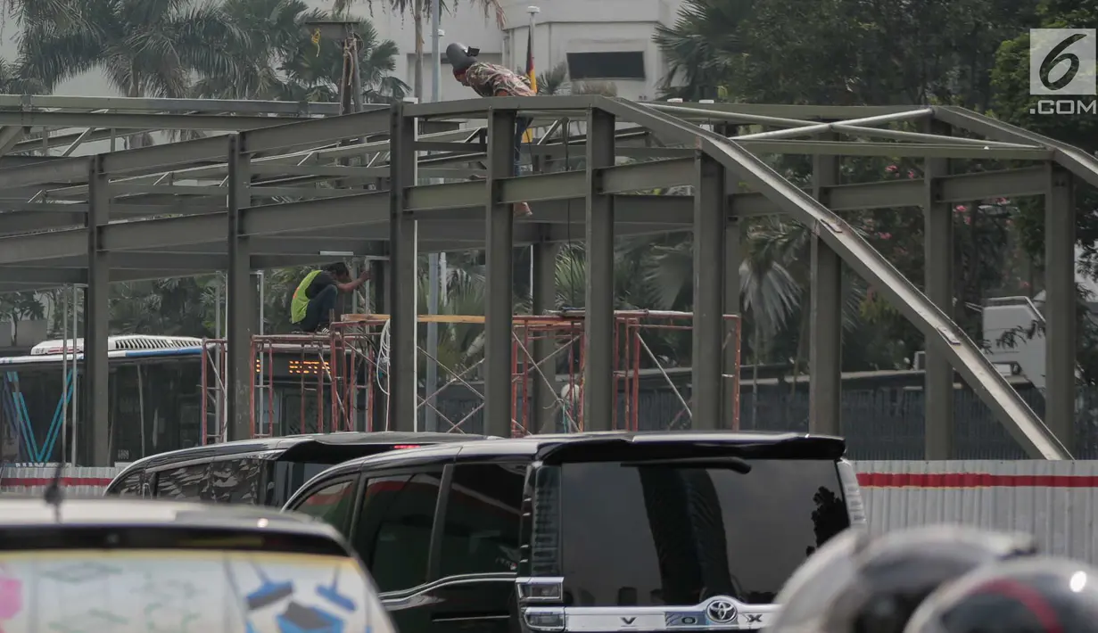 Kendaraan melintas dekat penyelesaian pembangunan Halte TransJakarta di Tosari, Jalan Thamrin, Jakarta, Kamis (15/8/2019). Pembangunan dilakukan PT Transportasi Jakarta untuk menggantikan halte yang lama sekaligus memberikan rasa nyaman kepada pengguna Transjakarta. (Liputan6.com/Faizal Fanani)