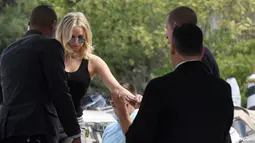 Aktris Jennifer Lawrence turun dari kapal saat tiba di Excelsior Hotel selama Festival Film Venice ke-74 di Venice Lido, Italia (5/9). Jennifer Lawrence tampil cantik mengenakan kacamata dan busana hitam. (AFP Photo/Tiziana Fabi)