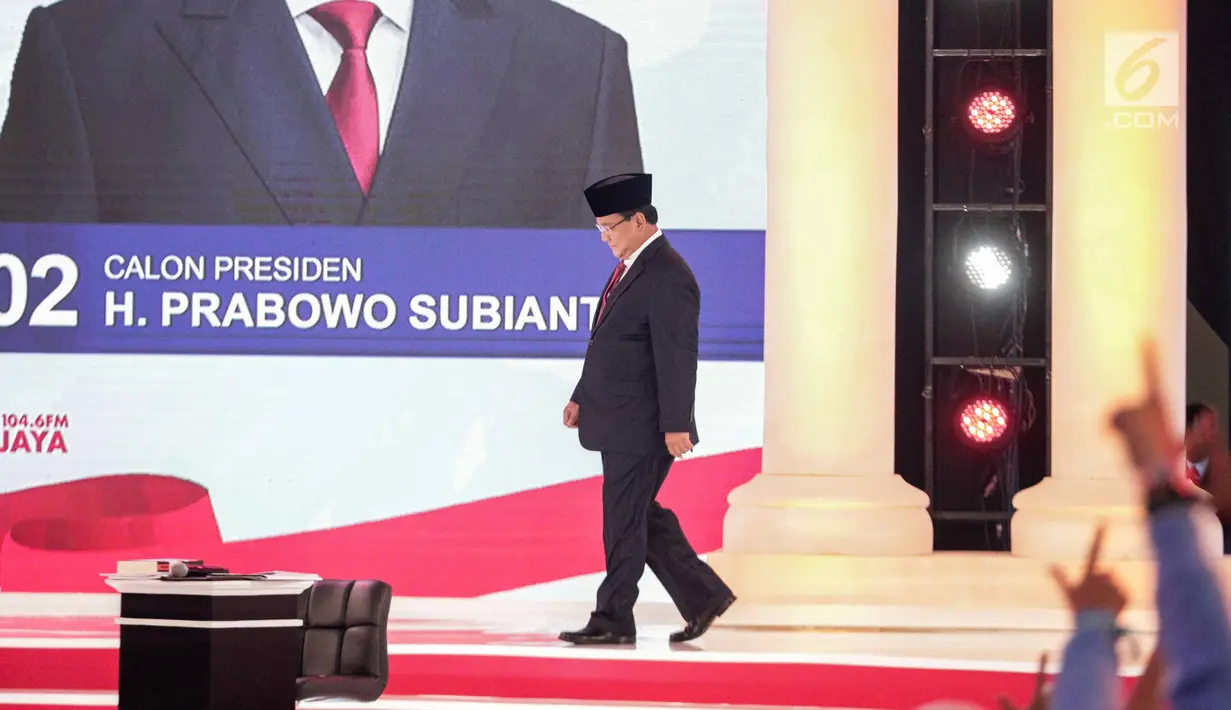 Capres nomor urut 02 Prabowo Subianto hadir dalam debat kedua Pilpres 2019 di Hotel Sultan, Jakarta, Minggu (17/2). KPU memenuhi permintaan publik dengan tidak membocorkan pertanyaan sebelum debat. (Liputan6.com/Faizal Fanani)