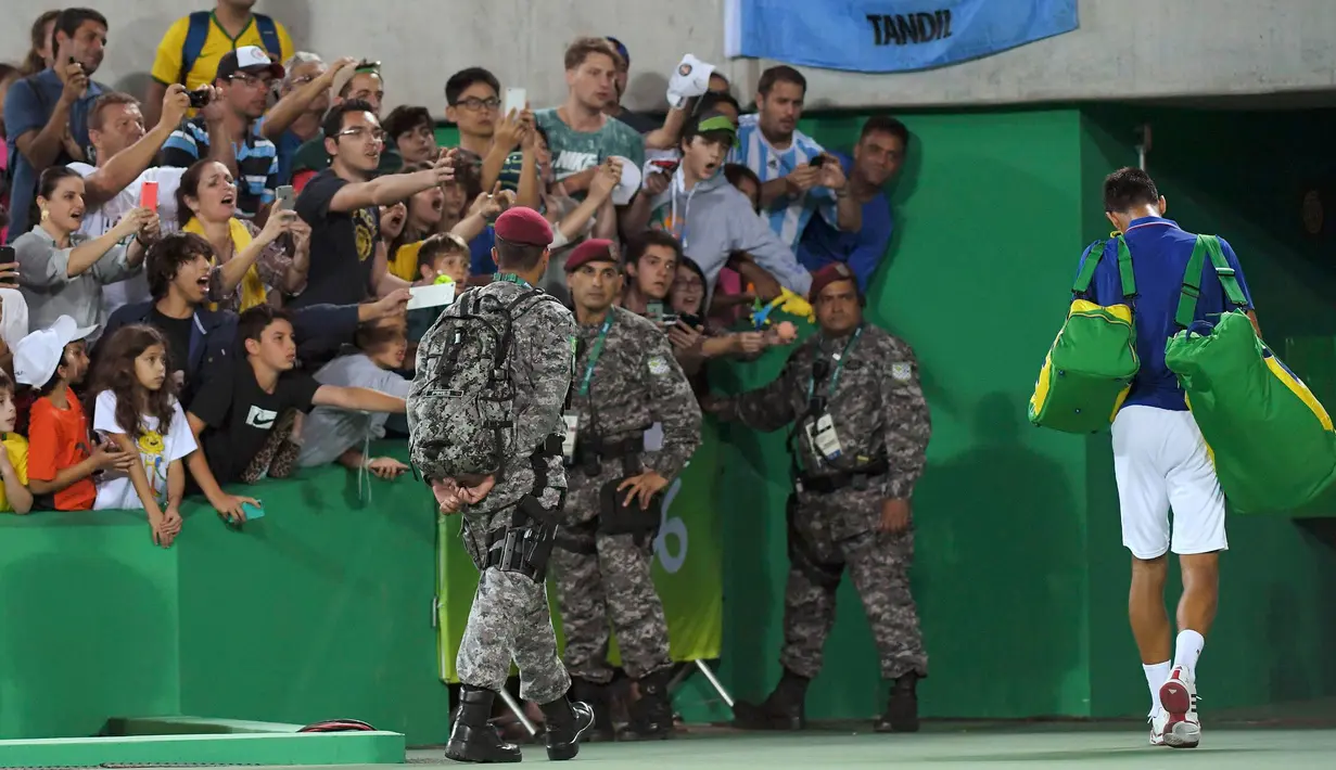 Atlet tenis asal serbia, Novak Djokovic meninggalkan lapangan usai kalah dari petenis Argentina Juan Martin Del Potro, Brasil,(8/8). Petenis nomor satu dunia tersebut kalah dengan petenis yang berperingkat 145 dunia. (REUTERS / Toby Melville)