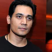 Tyo Nugros dan Dirly Idol membentuk band dengan genre pop rock electronic bernama Electron 45.