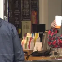 Justin Bieber melakukan penyamaran saat menyusuri jalanan Amsterdam, menggunakan wig, kumis dan janggut palsu. (Youtube)