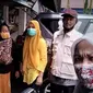 Pemkot Bengkulu membantu Ambulans Gratis kepada salah seorang warga Kabupaten Kaur yang sangat membutuhkan. (Liputan6.com/Yuliardi Hardjo)