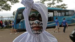 Bobotoh dengan pakaian pocong hadir memberikan dukungan untuk Maung Bandung saat melawan Persipura Jayapura pada lanjutan Liga 1 2017 di Stadion GBLA, Minggu (7/5/2017). Persib menang 1-0. (Bola.com/Nicklas Hanoatubun) 