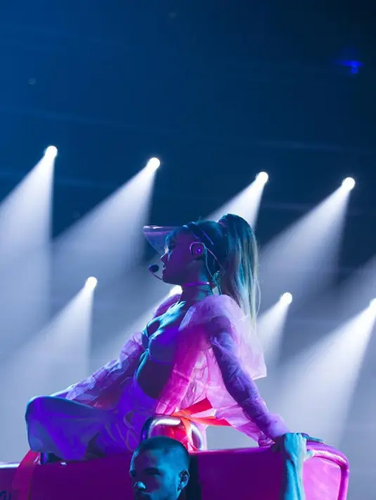 Bahkan video yang diunggah oleh ArianaGrandeVevo pada 29 Agustus 2016 silam telah berhasil menggaet penonton hingga 49.498.011 kali pada hari ke 10. Kalau di rata-rata perhari ditonton 4 juta kali. (Instagram)