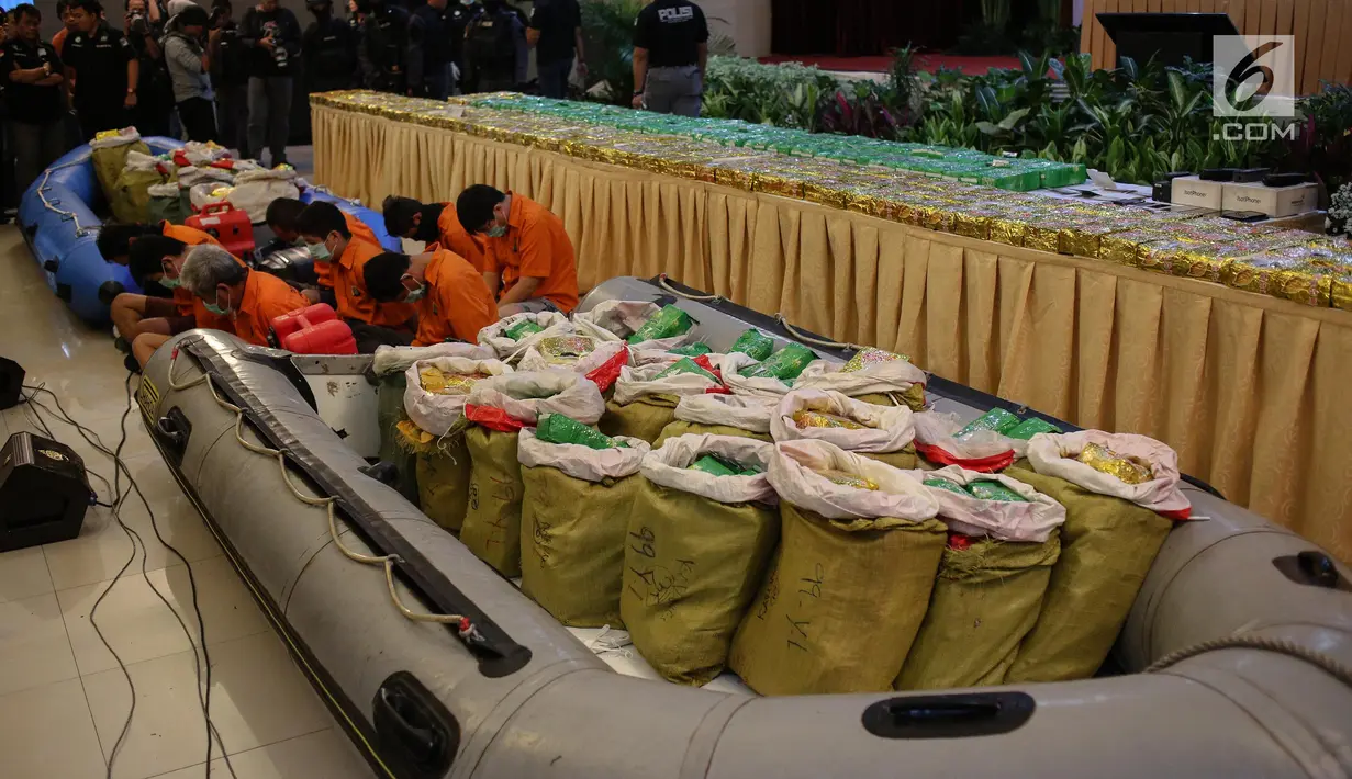 Sejumlah tersangka beserta barang bukti 1 Ton narkoba jenis sabu saat rilis di Polda Metro Jaya, Kamis (20/7). Sembilan orang tersangka diamankan petugas dalam penyelundupan sabu seberat 1 Ton asal Taiwan di Banten. (Liputan6.com/Faizal Fanani)