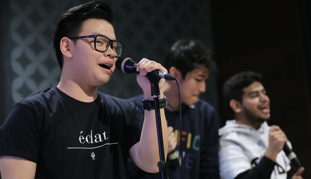 "Kalau nyanyikan lagu orang terus kayaknya kurang ada yang spesialnya. Kita hampir 2 tahun cover lagu orang. Karena banyak yang mau dengar karakter musik Eclat gimana,” tutur Clara Ayu. (Adrian Putra/Bintang.com)