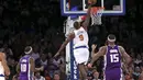 Pemain Knicks, Kyle O'Quinn  #9 melakukan dunks saat melawan Sacramento Kings pada laga NBA di Madison Square Garden, (5/12/2016). Knicks menang 106-98. (AP/Seth Wenig)