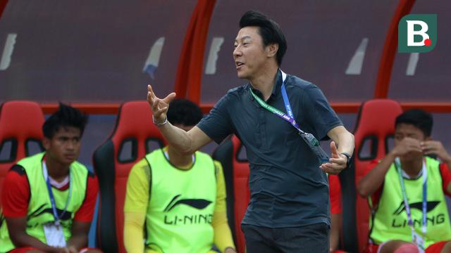 Foto: Ekspresi Coach Shin Tae-yong yang Kesal dengan Keputusan Wasit saat Timnas Indonesia Bertemu Filipina di SEA Games 2021
