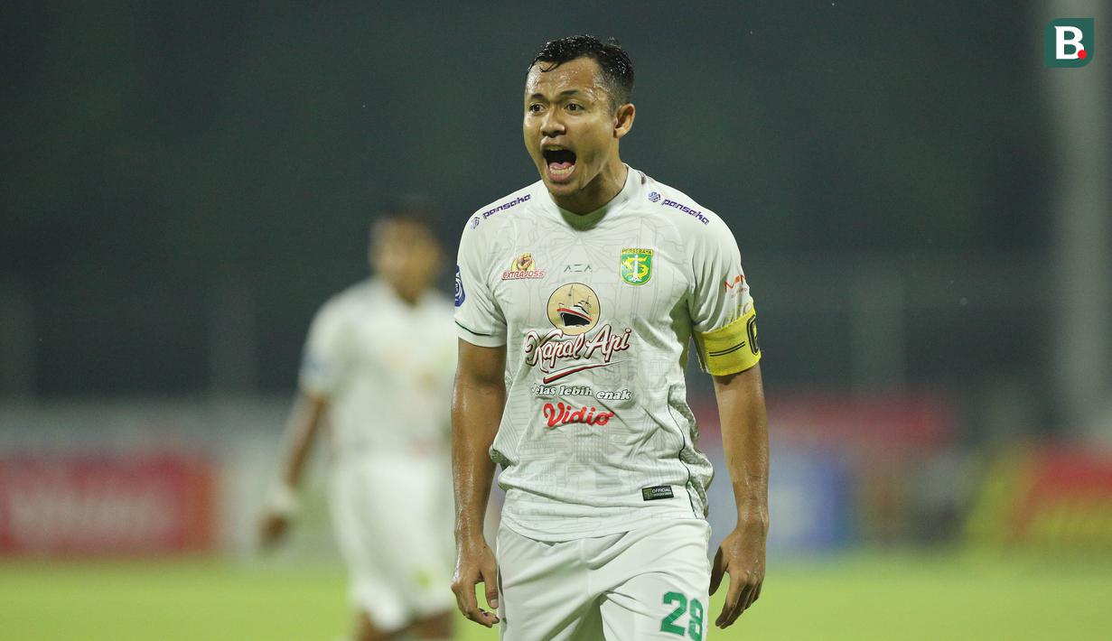 Usai kembali dari kamar ganti, Persebaya Surabaya tampil begitu agresif. Samsul Arif dan kolega bahkan berhasil menciptakan beberapa peluang emas di awal babak kedua. (Bola.com/M Iqbal Ichsan)