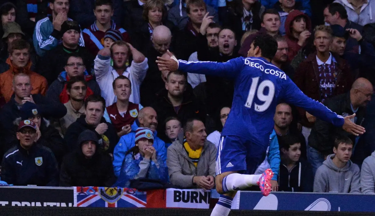 Digo Costa. Striker yang didatangkan Chelsea dari Atletico Madrid pada 2014/2015 ini langsung mencetak gol di laga debutnya di pekan ke-1 Liga Inggris kontra tuan rumah Burnley, 18 Agustus 2014. Ia mencetak gol penyeimbang 1-1 pada menit ke-17. Hasil akhir Chelsea menang 3-1. (Foto: AFP/Paul Ellis)