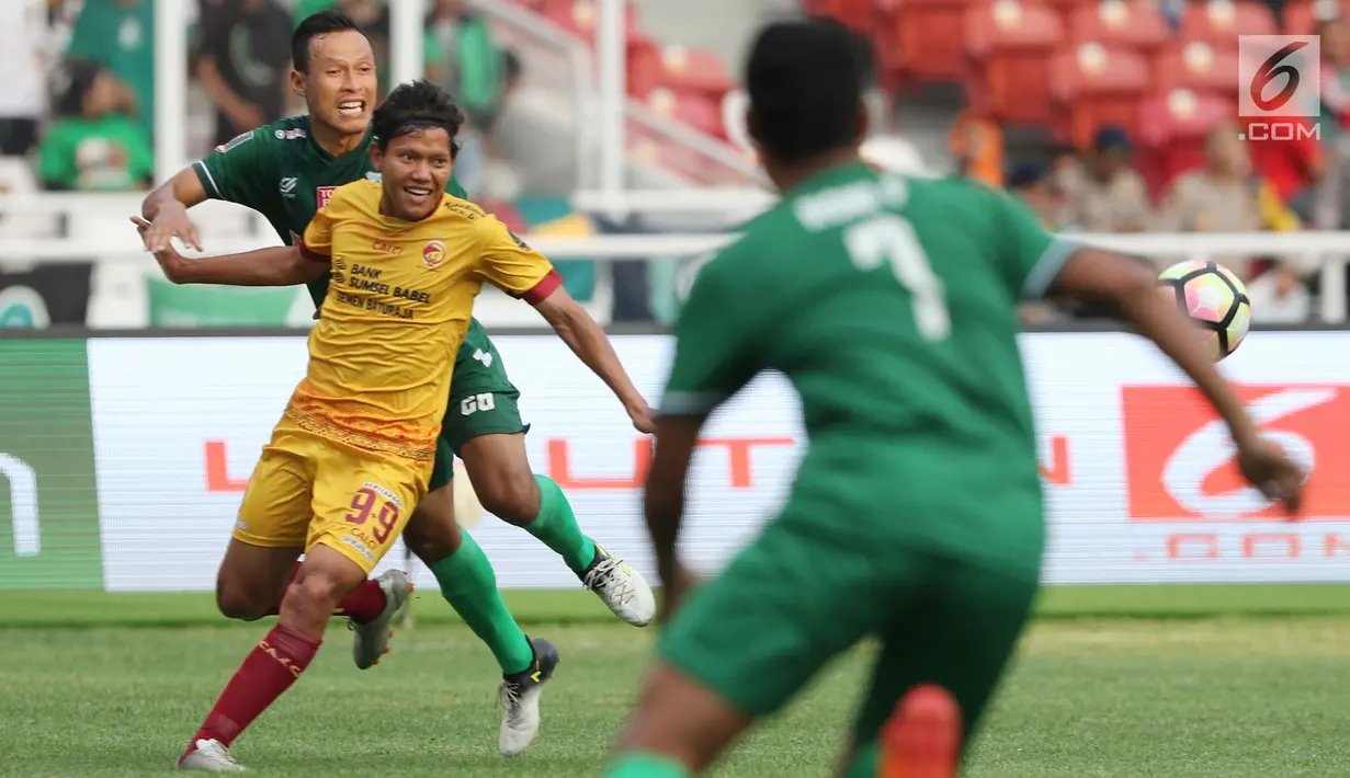 Pemain Sriwijaya FC berebut bola dengan pemain PSMS Medan saat pertandingan perebutan juara ketiga Piala Presiden di Stadion Gelora Bung Karno, Jakarta, Sabtu (17/2). Sriwijaya FC unggul 4-0 dan menempati peringkat ketiga. (Liputan6.com/Arya Manggala)