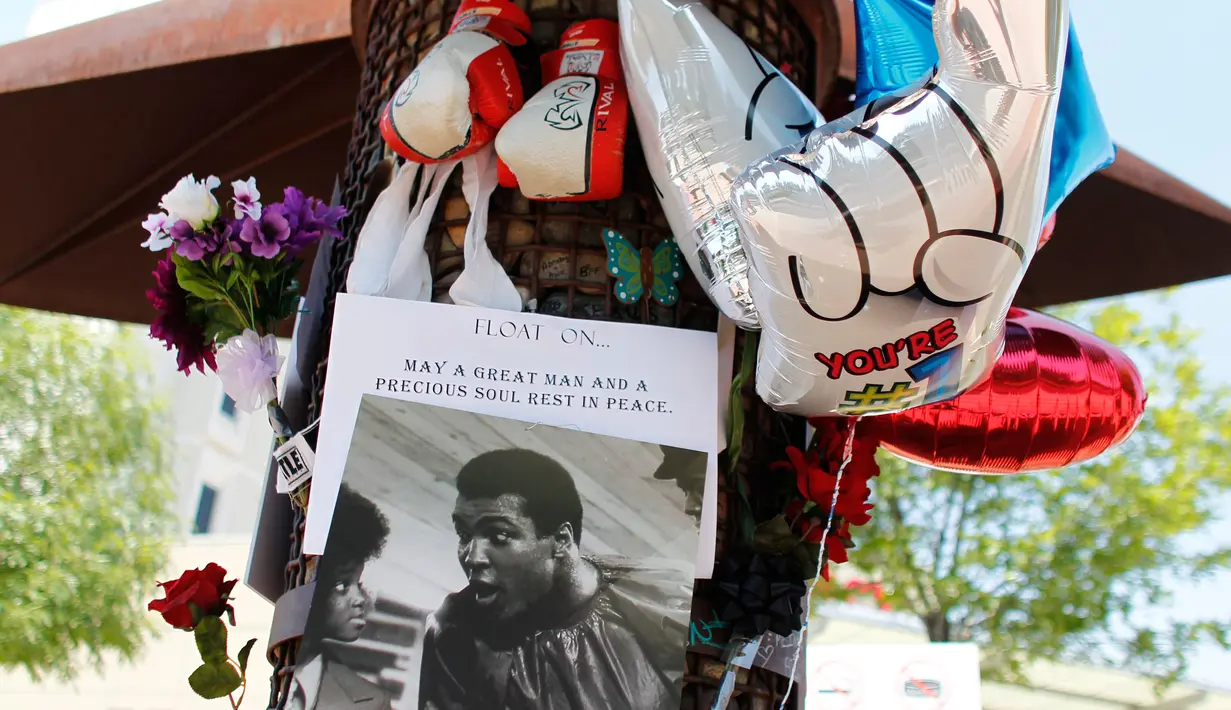Balon dan foto ditinggalkan warga di lokasi untuk mengenang kematian petinju legendaris Muhammad Ali, di Phoenix, Arizona, AS, Sabtu (4/6). Muhammad Ali meninggal pada usai 74 tahun setelah mendapatkan perawatan di RS. (REUTERS/Ricardo Arduengo)