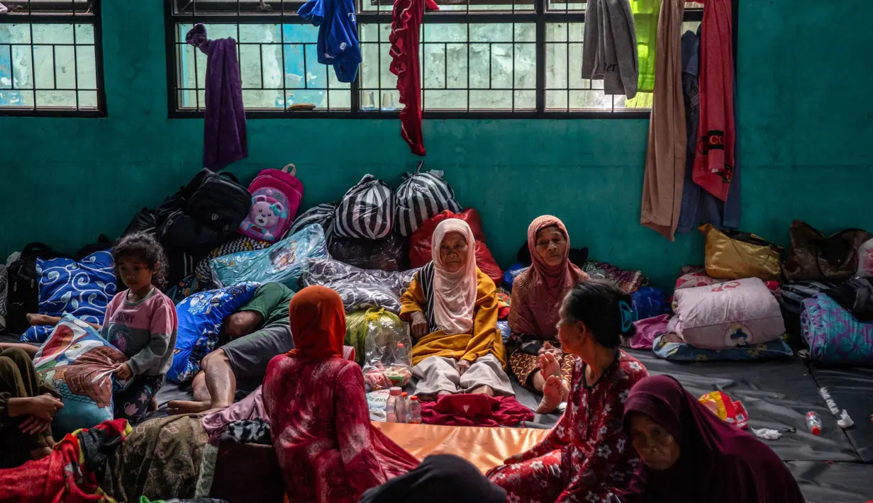 Sementara ratusan warga terdampak mengungsi ke lokasi yang lebih aman. Tampak dalam foto, warga saat berada di lokasi pengungsian pasca longsor di Desa Situkung, Banjarnegara, Jawa Tengah, pada Kamis 20 November 2025. (DEVI RAHMAN/AFP)