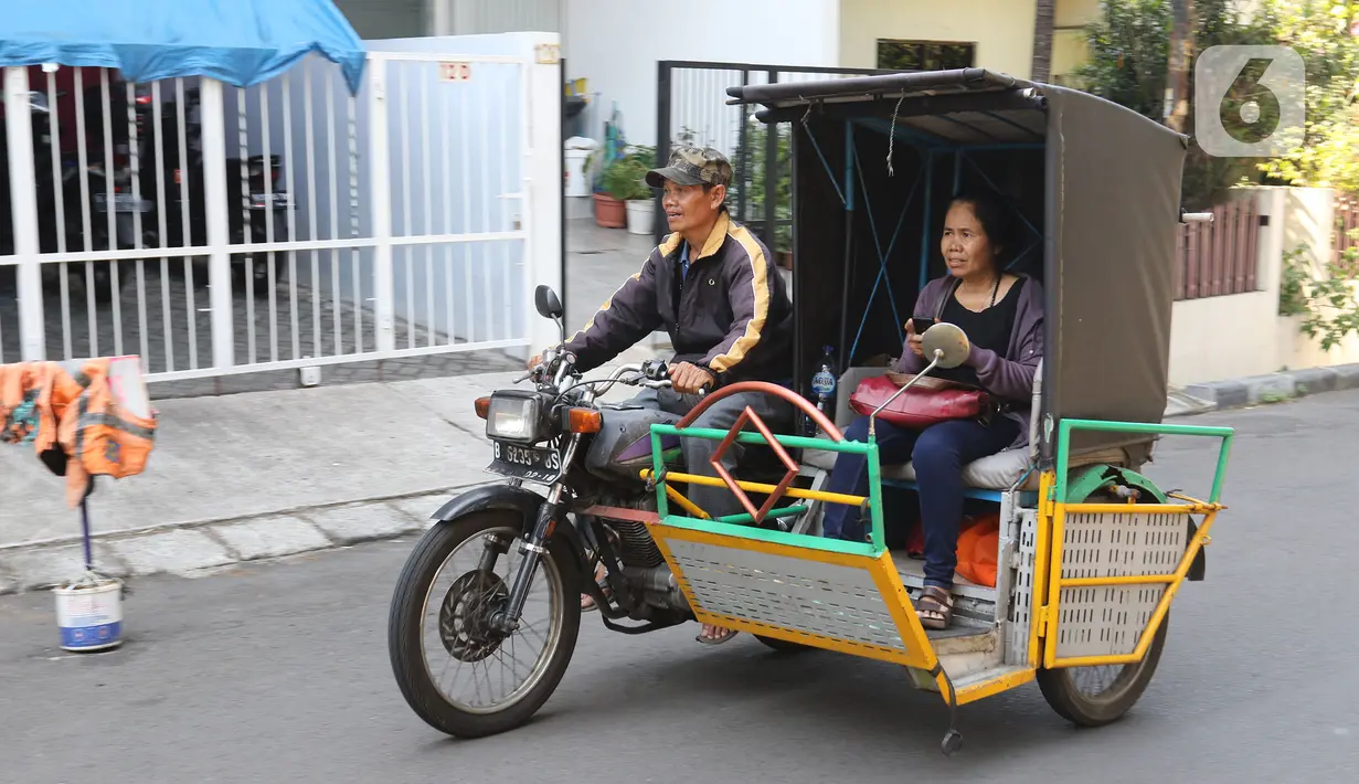 Penumpang menaiki ojek becak motor di salah satu perumahan di kawasan Meruya, Jakarta, Selasa (19/11/2019). Pesatnya perkembangan teknologi transportasi seperti ojek berbasis aplikasi, mengakibatkan keberadaan becak motor di Ibukota hampir punah. (Liputan6.com/Herman Zakharia)