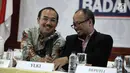 Ketua Pengurus Harian YLKI Tulus Abadi (kanan) dan LPPOM MUI Dr Ir Lukmanul Hakim saat konferensi pers pelanggaran produk Viostin DS dan Enzyplex mengandung DNA Babi, Jakarta, Senin (5/2). (Liputan6.com/Arya Manggala)