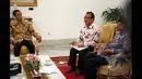 Dewan Pertimbangan Presiden (Wantimpres) menemui Presiden Joko Widodo di Istana Merdeka, Jakarta. Presiden Jokowi menyimak penjelasan Menteri Sekretaris Negara Pratikno (tengah) di Istana Merdeka, Jakarta, Rabu (28/1/2015). (Liputan6.com/Faizal Fanani)
