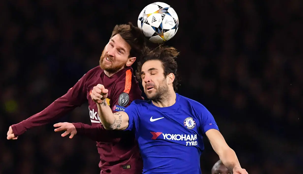 Penyerang Barcelona, Lionel Messi berebut bola udara dengan gelandang Chelsea, Cesc Fabregas pada leg pertama babak 16 besar Liga Champions di Stamford Bridge, London (20/2). Barcelona bermain imbang 1-1 atas Chelsea. (AFP Photo/Ben Stansall)
