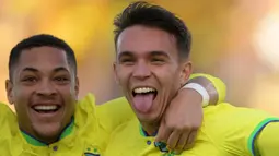 Dua gol kemenangan Brasil dicetak oleh Giovane (kanan) dan Ronald. Dengan hasil ini Brasil telah mengoleksi 9 poin hasil dari sapu bersih 3 kemenangan dan sementara memimpin klasemen dan dipastikan lolos meski masih menyisakan dua laga lagi. (AFP/Daniel Munoz)