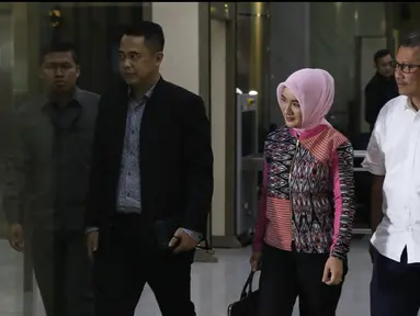 Dirut Pertamina, Nicke Widyawati (ketiga kiri) berjalan usai menjalani pemeriksaan di gedung KPK, Jakarta, Senin (17/9). Nicke diperiksa sebagai saksi kasus dugaan suap terkait kontrak kerja sama pembangunan PLTU Riau-1. (Liputan6.com/Helmi Fithriansyah)