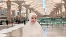 Kali ini, Puteri memancarkan pesona elegan dalam balutan hijab syar’i di momen umrah-nya. [@putmod].