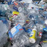 Ilustrasi limbah plastik. (dok. Tanvi Sharma/unsplash/Adhita Diansyavira)