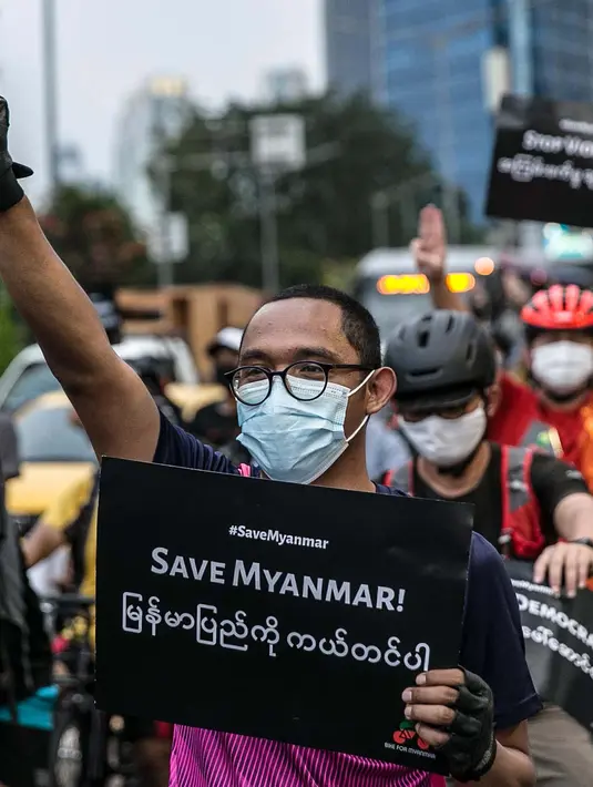 Peserta bersepeda saat melakukan aksi unjuk rasa bertajuk "‘Gowes for Democracy #SaveMyanmar" di kawasan Bundaran HI, Jakarta, Sabtu (17/4/2021). Aksi tersebut juga mengecam militer Myanmar mengembalikan demokrasi sesuai dengan keinginan rakyat Myanmar. (Liputan6.com/Faizal Fanani)